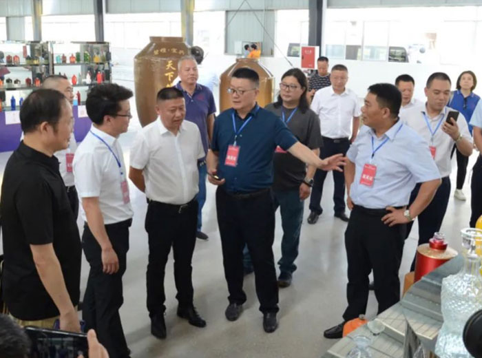 倡导文化融合 促进产业融合｜隆昌市陶瓷产业高质量发展研讨会走进开云手机官方版页面登录入口实业基地